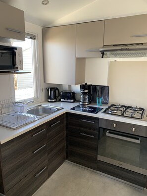 Kjøleskap, mikrobølgeovn, ovn og kokeplater