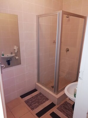 Dusch, hårtork, handdukar och tvål