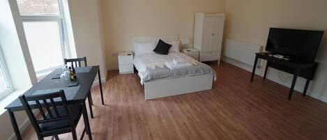 1 dormitorio, tabla de planchar con plancha, wifi y ropa de cama