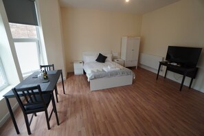 1 habitación, tabla de planchar con plancha, wifi y ropa de cama