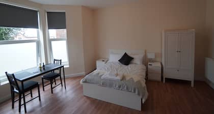 New Spacious City Centre Studio. Fantastic Amenities!