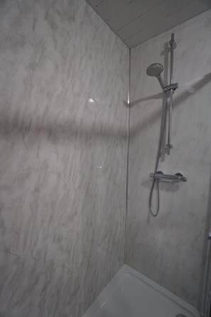 Secador de pelo, toallas, jabón, shampoo