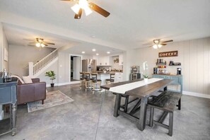 Dining - Lake Front|Kayaks|Huge Game Room|Sleeps 8 (Akron)