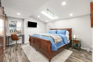 4 habitaciones, escritorio y tabla de planchar con plancha