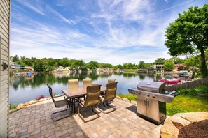 Outdoor dining - Lake Front|Kayaks|Huge Game Room|Sleeps 8 (Akron)