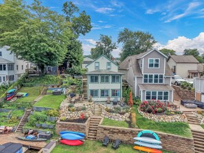 A residential area with houses, a well-maintained garden, and outdoor seating. - Lake Front - Kayaks - Huge Game Room - Sleeps 8 (Akron)