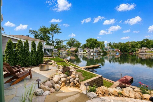Lake Front - Kayaks - Huge Game Room - Sleeps 8