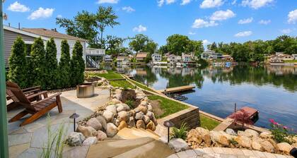 Lake Front - Kayaks - Huge Game Room - Sleeps 8