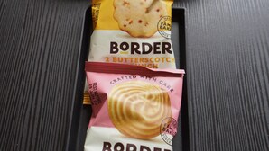 Un plateau contenant divers aliments, notamment du café Nescafé et des en-cas de la marque Border.