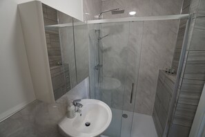 City Apartment | Bathroom | Shower, rainfall showerhead, designer toiletries, hair dryer - Arbourfield Lodge | Serviced Accomodation  (Derby)