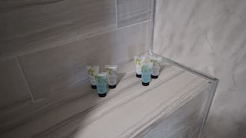 Estudio Premium | Baño | Regadera, regadera tipo lluvia, amenidades de baño de diseñador