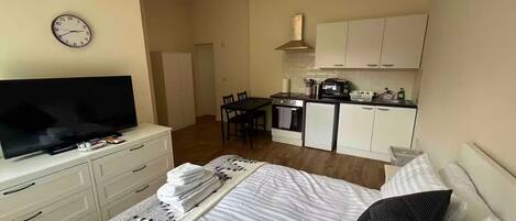 Executive Apartment | Egyptian cotton sheets, premium bedding, desk, laptop workspace