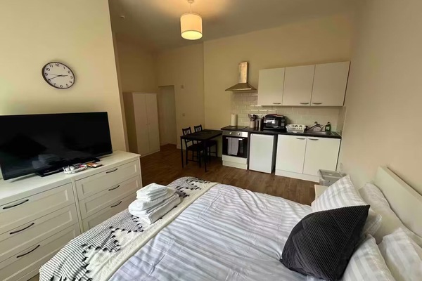 Executive Apartment | Egyptian cotton sheets, premium bedding, desk, laptop workspace
