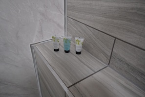 City-Studio | Badezimmer | Dusche, Regendusche, Designer-Toilettenartikel, Haartrockner