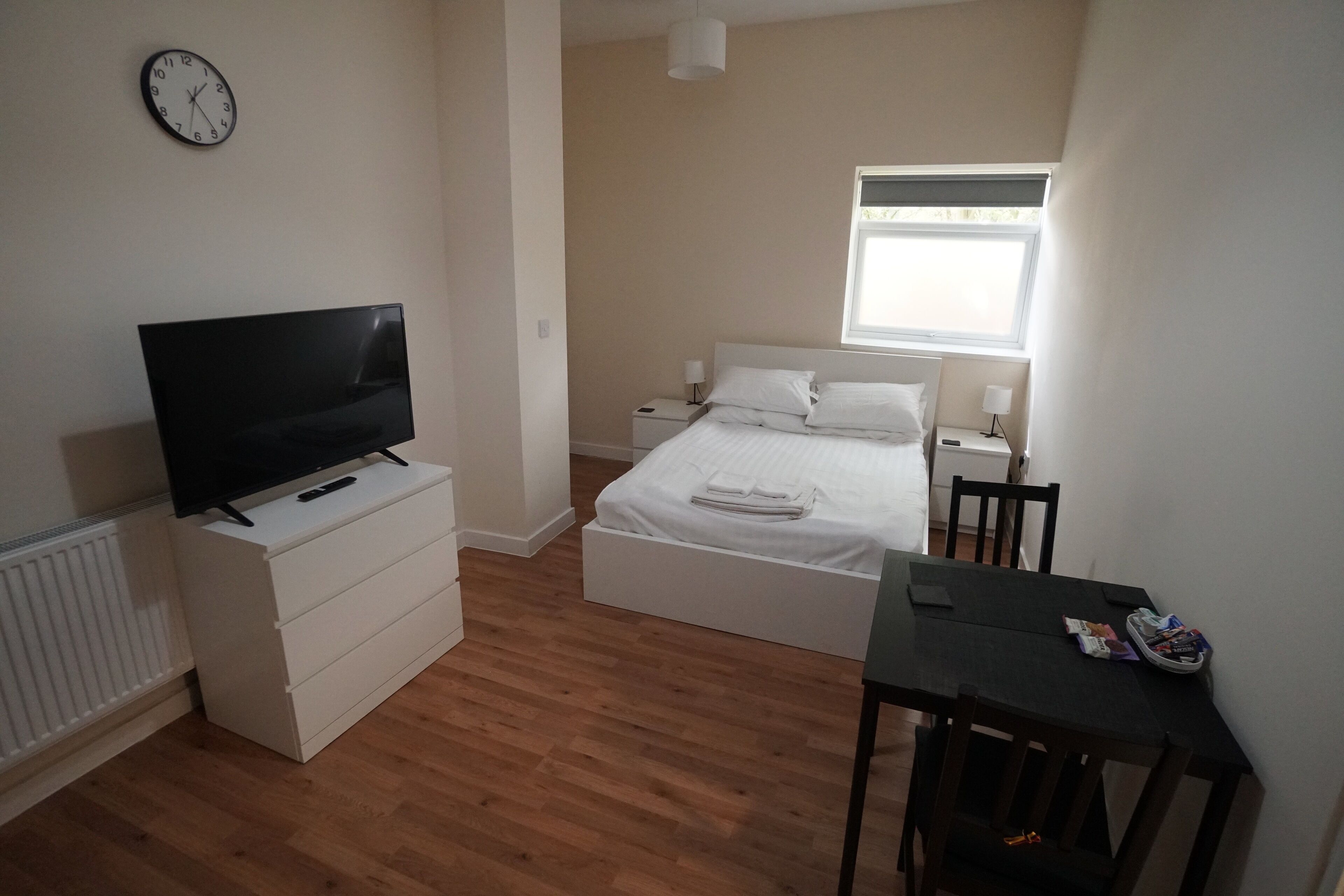 Classic Apartment | Egyptian cotton sheets, premium bedding, desk, laptop workspace