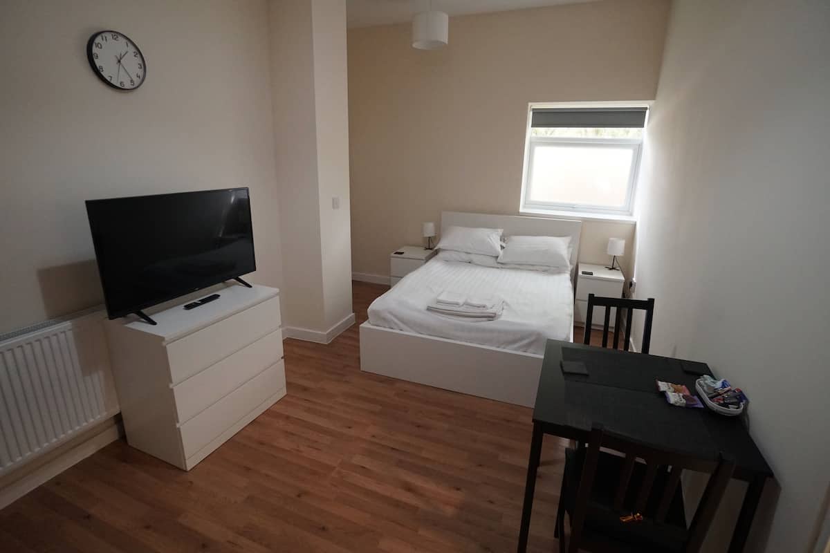 Classic Apartment | Egyptian cotton sheets, premium bedding, desk, laptop workspace