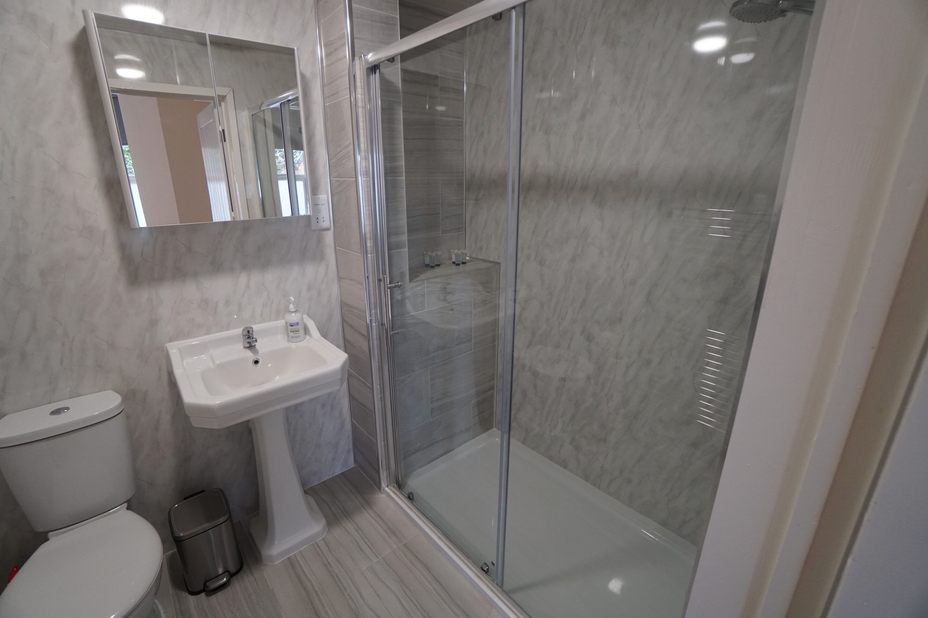 Premium-Apartment | Badezimmer | Dusche, Regendusche, Designer-Toilettenartikel, Haartrockner