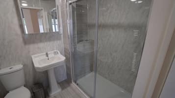 Premium-Apartment | Badezimmer | Dusche, Regendusche, Designer-Toilettenartikel, Haartrockner