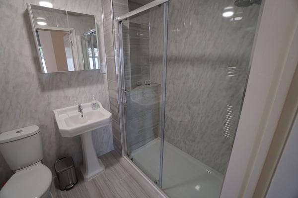 Premium Apartment | Bathroom | Shower, rainfall showerhead, designer toiletries, hair dryer