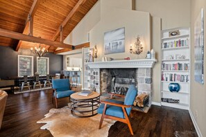 Interior - Mariner Harbor: 5BR Lake House, Pontoon Rental, Walk to beach (Hartland)