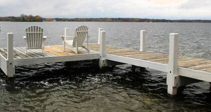 Mariner Harbor: 5BR Lake House, Pontoon Rental, Walk to beach