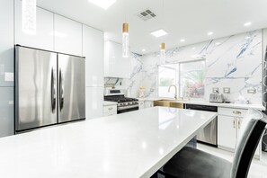 電子レンジ、オーブン、コンロ、食器洗い機