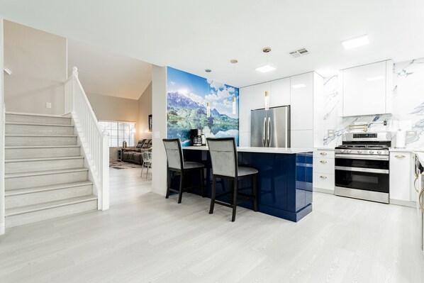 Microwave, oven, stovetop, dishwasher - Luxury 3bed Las Vegas House (Las Vegas)