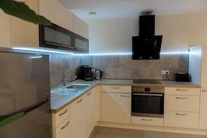 Frigorifero, microonde, forno, piano cottura