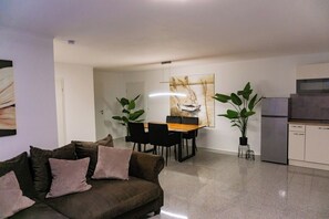 TV, stereo - Willkommen in Unserer Charmanten und Stilvollen Wohnung! (Alfter)