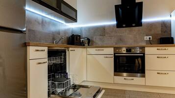 Kühlschrank, Mikrowelle, Ofen, Herdplatte