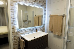 Doccia, asciugacapelli, asciugamani, sapone