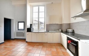 Kühlschrank, Ofen, Wasserkocher mit Kaffee-/Teezubehör