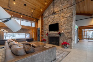 Smart TV, chimenea, videojuegos y tenis de mesa