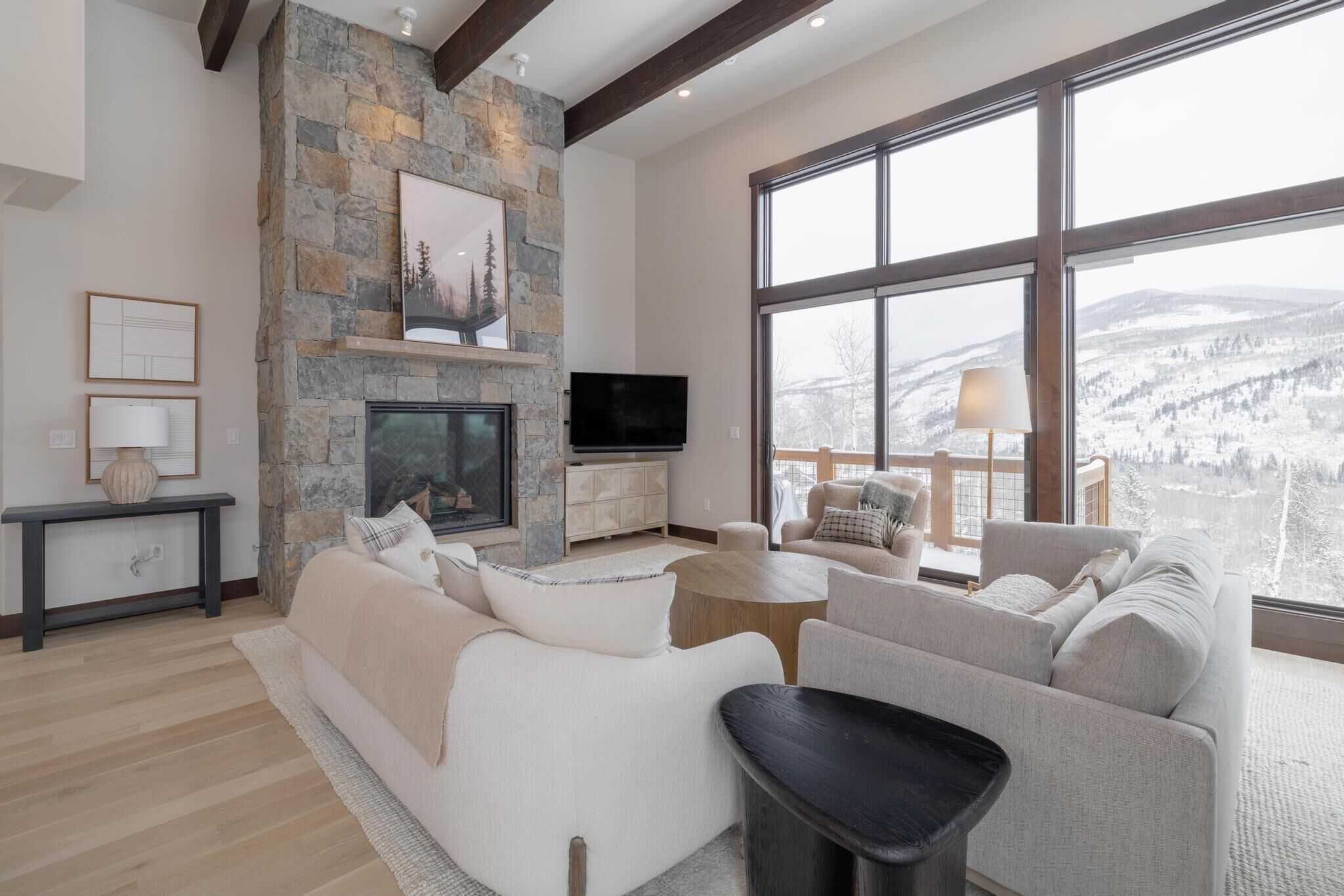 Smart TV, fireplace, video games, table tennis