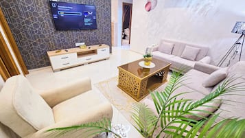 Elite Apart Daire | Oturma alanı | Uydu yayını kanalları bulunan 65 inç düz ekran televizyon, Netflix