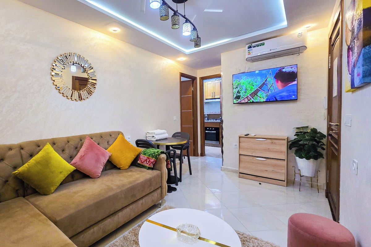 Junior-Apartment | Wohnbereich | 65-Zoll-Flachbildfernseher mit Satellitenempfang, Netflix