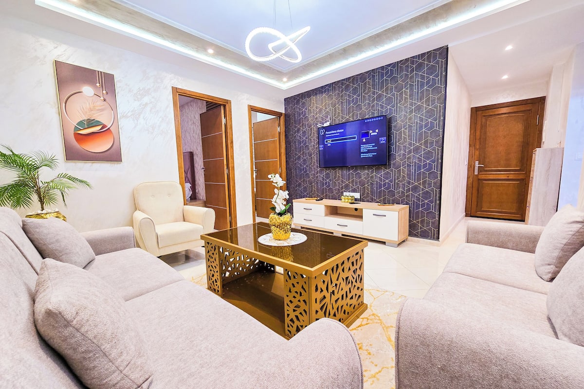 Elite appartement | Woonruimte | Een 65-inch flatscreentelevisie met satellietzenders en Netflix
