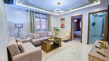 Apartamento elite | Área de estar | TV de tela plana 65 polegadas com canais via satélite, Netflix