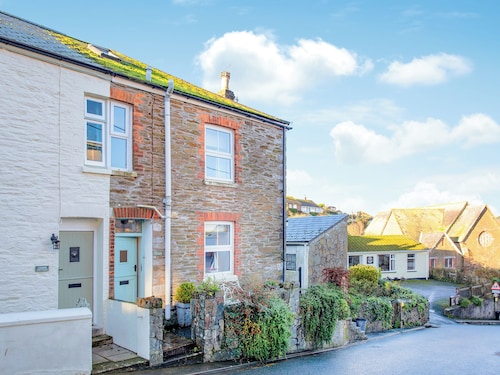 A beautiful and very spacious Cornish stone cottage with superb estuary views.
