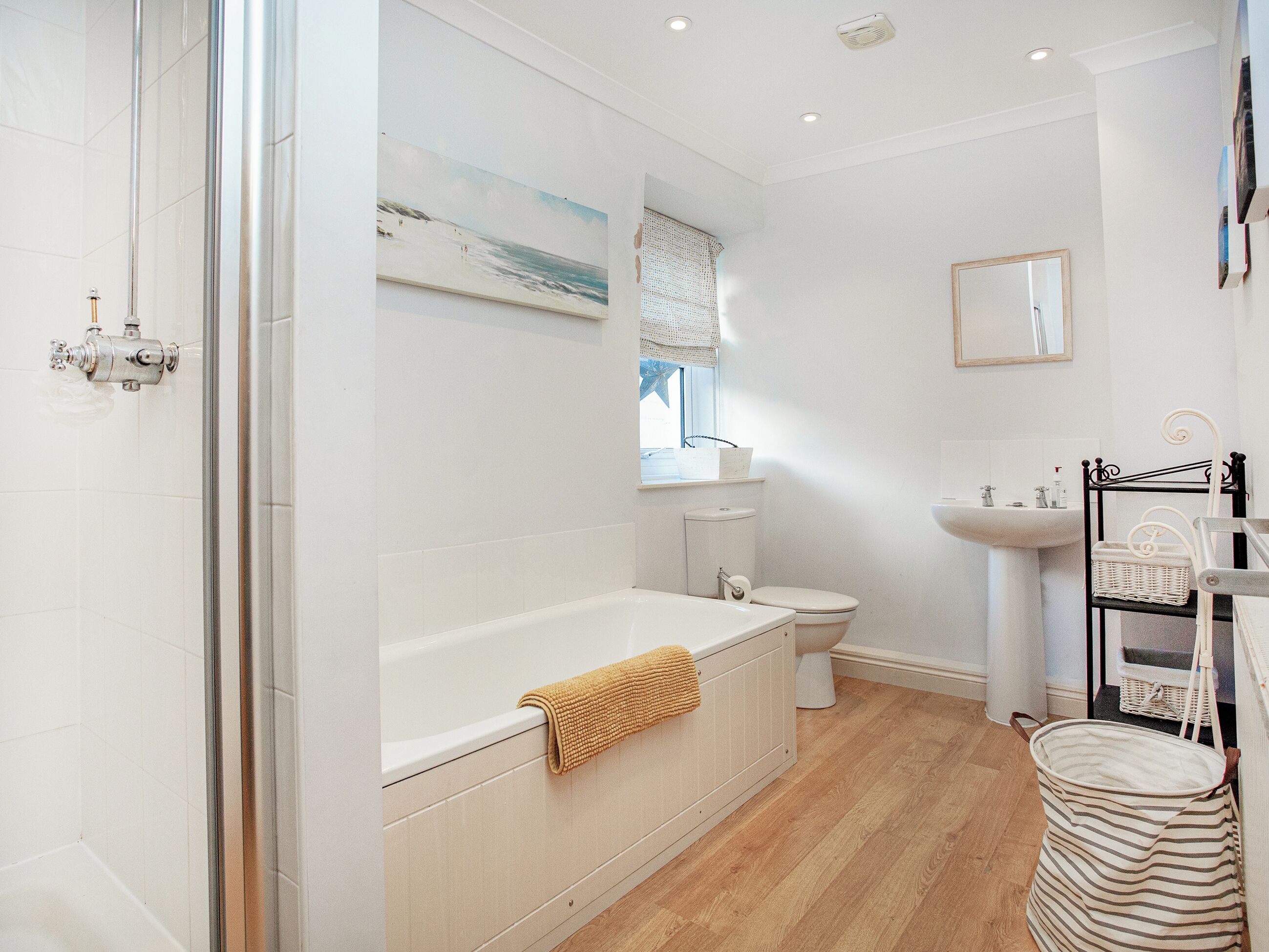 Ein modernes Badezimmer mit Badewanne, Toilette und Waschbecken.