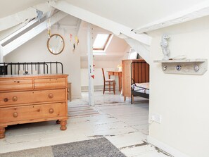 4 室のベッドルーム、WiFi (無料)、ベッドシーツ