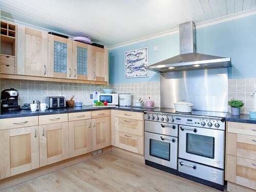A beautiful and very spacious Cornish stone cottage with superb estuary views.