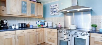 A beautiful and very spacious Cornish stone cottage with superb estuary views.