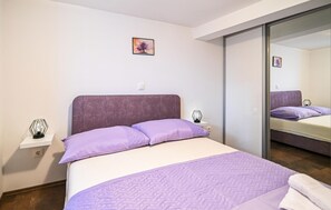 1 dormitorio, tabla de planchar con plancha, wifi gratis y ropa de cama