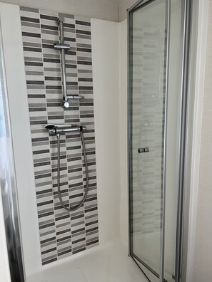 Douche, sèche-cheveux, papier toilette