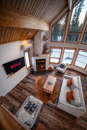 Smart TV, fireplace