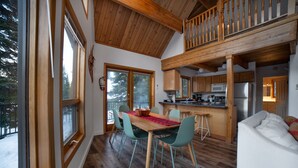 Una cocina moderna con armarios de madera, un microondas y un lavabo.