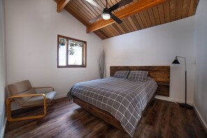 4 bedrooms, travel crib, free WiFi, bed sheets - Post & Beam Chalet at Apex Mountain/Hot Tub sleeps 10 (Keremeos)