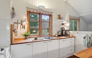 Refrigerador, parrilla de estufa, lavavajillas y cafetera y tetera