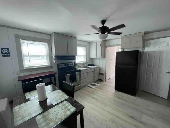 Refrigerador, microondas, horno, placa de cocina